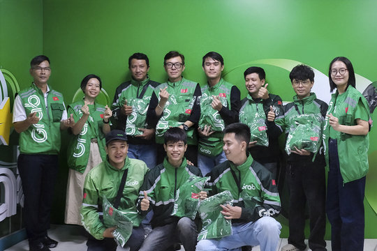 Grab Việt Nam tặng áo có quạt tản nhiệt cho các đối tác tài xế