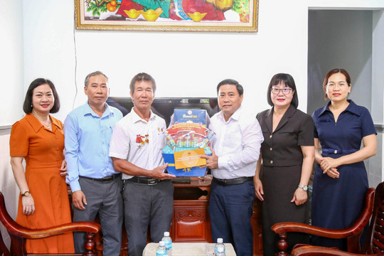 Khánh Hòa: Chủ tịch HĐND tỉnh Lâm Đông thăm, tặng quà thương binh tiêu biểu tại phường Nam Nha Trang