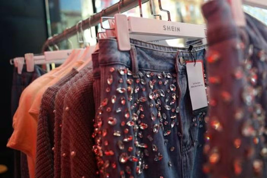 Vòng xoáy Hormuz và phép thử mới với ngành thời trang