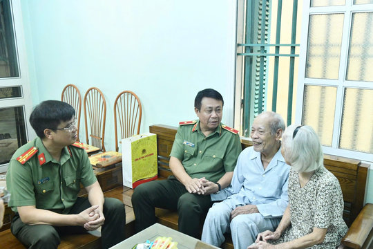 Tuyên Quang: Lãnh đạo Công an tỉnh thăm, tặng quà thân nhân các gia đình liệt sĩ Công an nhân dân