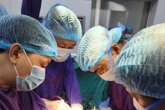Khối u ung thư nặng tới 3,5kg sau 2 năm tự uống thuốc Nam