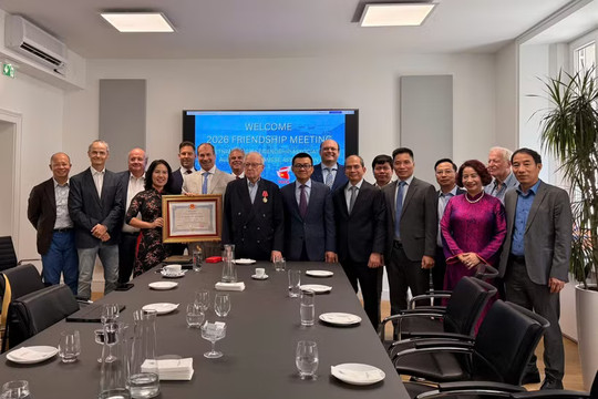 Vietnam confers Friendship Order on Austria–Vietnam Society, Honorary President