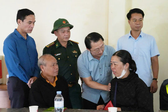 Đoàn ĐBQH tỉnh Lai Châu thăm hỏi, động viên các gia đình bị thiệt hại do thiên tai tại xã Mường Than
