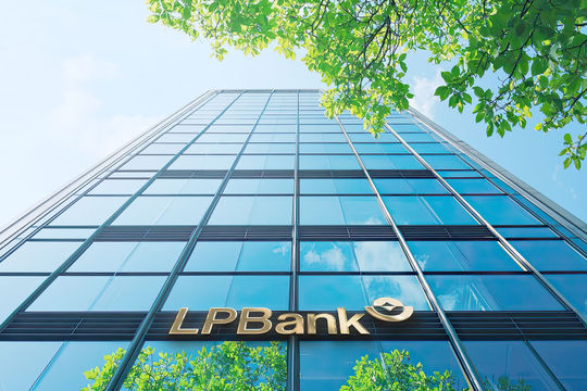 LPBank báo lãi gần 6.000 tỷ đồng, thu ngoài lãi tăng 33% sau 6 tháng đầu năm 2026