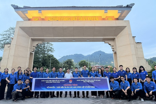 Tuổi trẻ Vietcombank tham gia chương trình "Về nguồn - Thắp nến tri ân các Anh hùng Liệt sĩ" tại Tuyên Quang