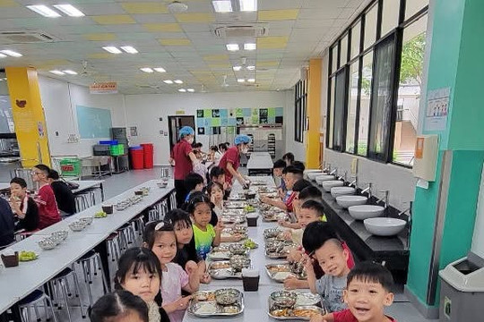 Hà Nội siết chặt quản lý bữa ăn bán trú, không được tự ý đổi nhà cung cấp thực phẩm
