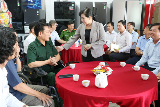 Trưởng Đoàn ĐBQH tỉnh Đồng Tháp Châu Thị Mỹ Phương thăm, tặng quà thương binh làm kinh tế giỏi