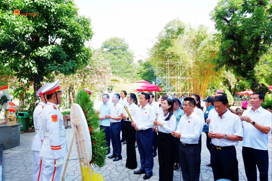 Đoàn giám sát của Ủy ban Dân nguyện và Giám sát dâng hương tại Công viên Lê Thị Riêng