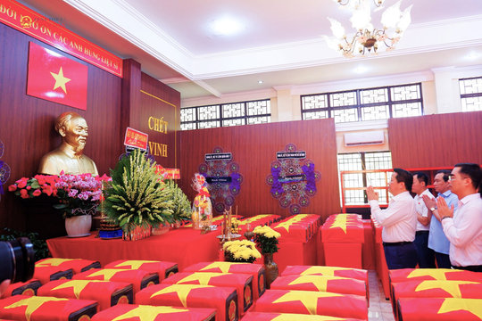 Đoàn giám sát của Ủy ban Dân nguyện và Giám sát dâng hương tại Công viên Lê Thị Riêng
