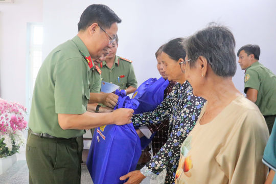 Tuổi trẻ Công an An Giang với “Hành trình tri ân” đầy ý nghĩa ở vùng biên giới