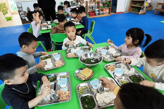Phụ huynh có thể theo dõi bữa ăn bán trú của con bằng điện thoại từ năm học mới