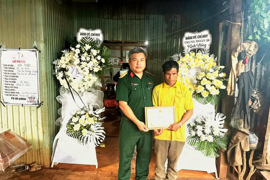 Hạ sỹ Kpă Thiêp dũng cảm cứu sống hai người dân