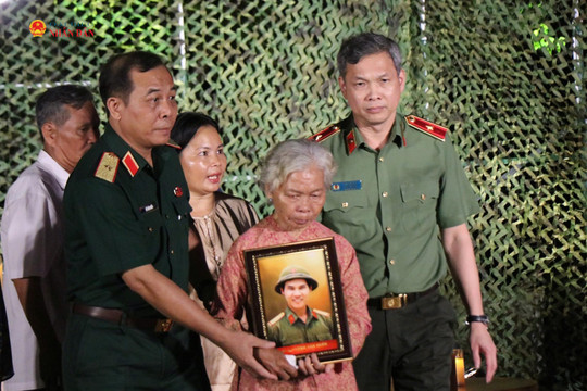 Xúc động trao di ảnh phục dựng cho gia đình liệt sĩ tại cầu truyền hình “Tìm lại tên anh”