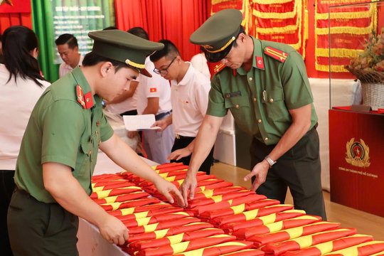 Công an TP. Hồ Chí Minh tiếp nhận hơn 150 di ảnh liệt sĩ phục dựng để trao tặng thân nhân