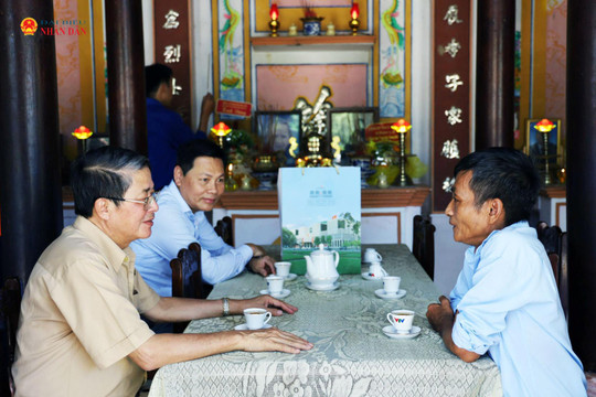 Nguyên Phó Chủ tịch Quốc hội Nguyễn Đức Hải dâng hương, tri ân các anh hùng liệt sĩ, các Mẹ Việt Nam anh hùng