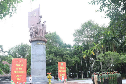 Đảng ủy Công an Trung ương, Bộ Công an dâng hoa, dâng hương tri ân tại Khu Di tích lịch sử Công an nhân dân