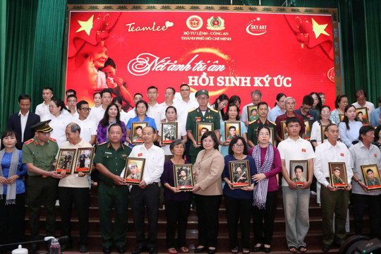 Những "người giữ lửa" và cuộc hội ngộ qua những bức di ảnh