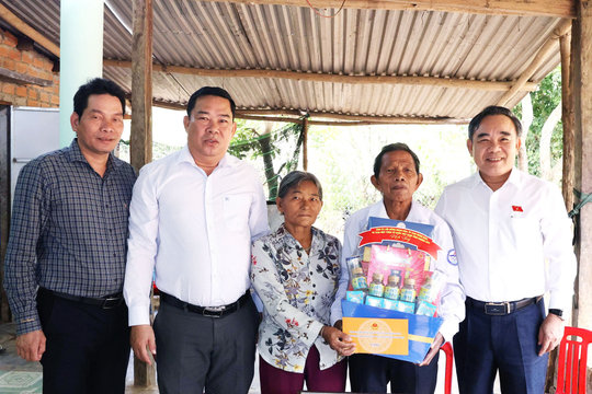 Phó Trưởng đoàn chuyên trách Đoàn Đại biểu Quốc hội tỉnh Lê Hữu Trí thăm, tặng quà các gia đình chính sách