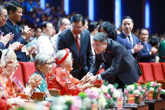 Caring for revolution contributors reflects Vietnam’s deep humanitarian value: PM