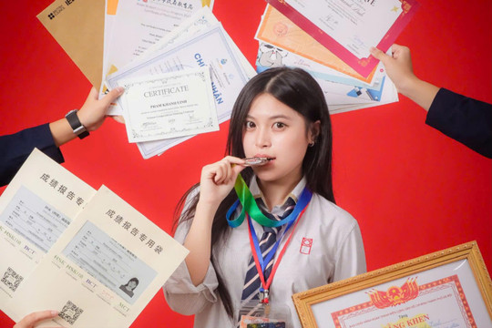 Chỉ sau một năm học Tiếng Trung, nữ sinh trúng tuyển cùng lúc 3 đại học hàng đầu Trung Quốc