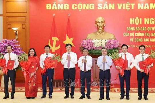 Công bố các quyết định về công tác cán bộ