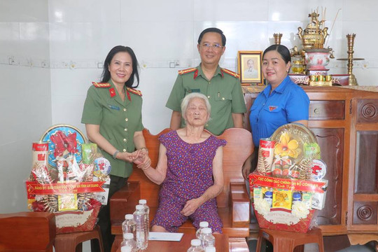 An Giang: Cục Công tác chính trị, Công an An Giang thăm, tặng quà Mẹ Việt Nam anh hùng