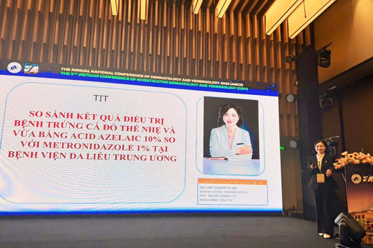 Phó trưởng khoa Phẫu thuật thẩm mỹ, Bệnh viện Giao thông vận tải tham gia báo cáo tại Hội nghị Da liễu toàn quốc