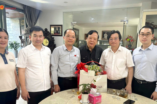 The Standing Committee of the National Defense, Security and Foreign Affairs Committee pays tribute to meritorious individuals in various localities