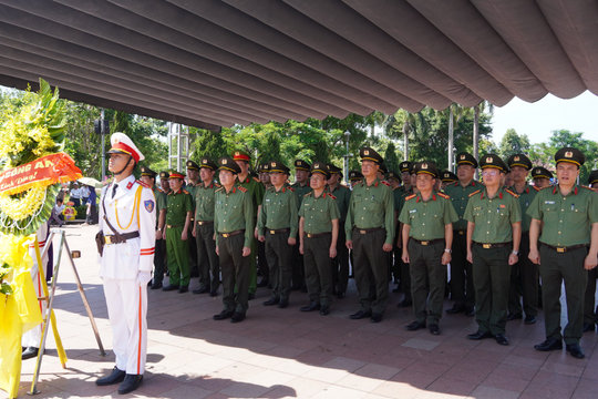 Đoàn công tác Bộ Công an dâng hương tri ân các Anh hùng liệt sĩ và tặng quà các gia đình chính sách tại tỉnh Quảng Trị