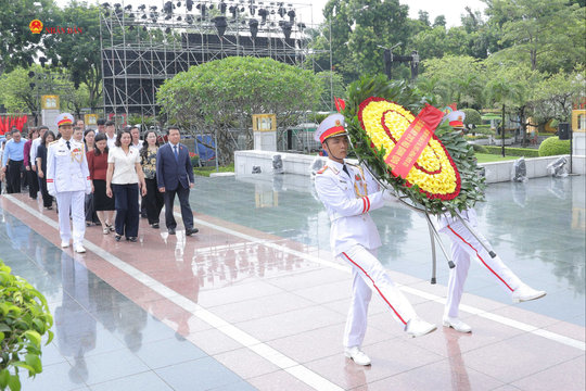 Đảng bộ Ủy ban Pháp luật và Tư pháp dâng hương tưởng niệm các Anh hùng liệt sĩ