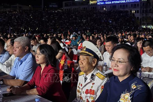Phó Thủ tướng Phạm Thị Thanh Trà dự chương trình nghệ thuật đặc biệt "Mãi mãi tuổi 20"