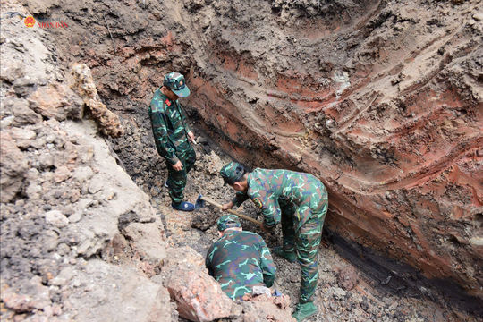 TP. Hồ Chí Minh: Bóc tách thành công 2 bộ hài cốt liệt sĩ tập thể tại Công viên Lê Thị Riêng