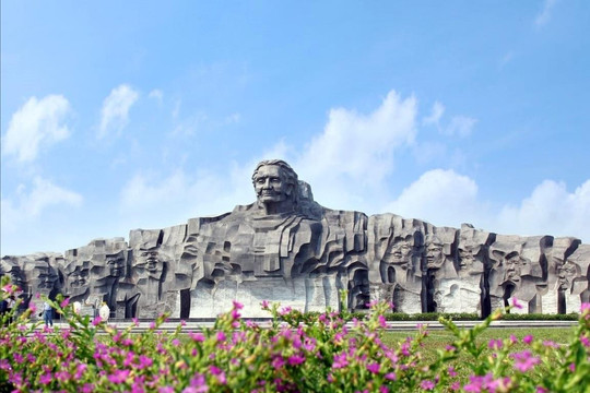 Nhân dân anh hùng - đất nước anh hùng(*)
