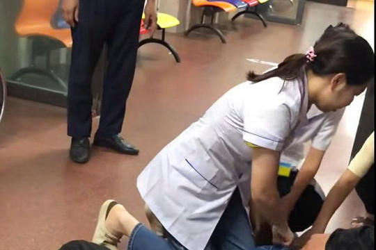 Nghe tiếng gọi cấp cứu, nữ điều dưỡng chạy đến ép tim cứu người bệnh