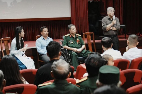 Đi qua chiến tranh, gửi trao hòa bình