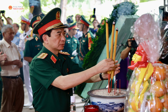 Phó Thủ tướng Phan Văn Giang dâng hương tưởng niệm các anh hùng liệt sĩ tại công viên Lê Thị Riêng