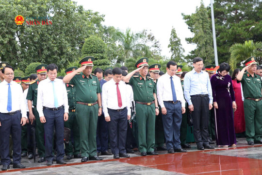 Phó Thủ tướng Phan Văn Giang dâng hương tri ân các Anh hùng liệt sĩ tại Lâm Đồng