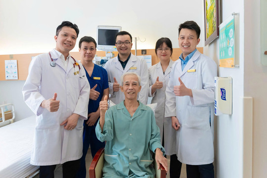 Cứu cụ ông bị phình động mạch chủ dọa vỡ bằng kỹ thuật can thiệp không cần mổ mở