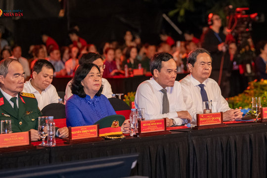 Một số hình ảnh Chủ tịch Quốc hội Trần Thanh Mẫn dự Cầu truyền hình "Sao sáng dẫn đường" tại Công viên Lê Thị Riêng, TP. Hồ Chí Minh