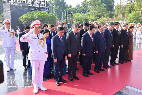 Party and State leaders pay tribute to heroic martyrs, President Ho Chi Minh