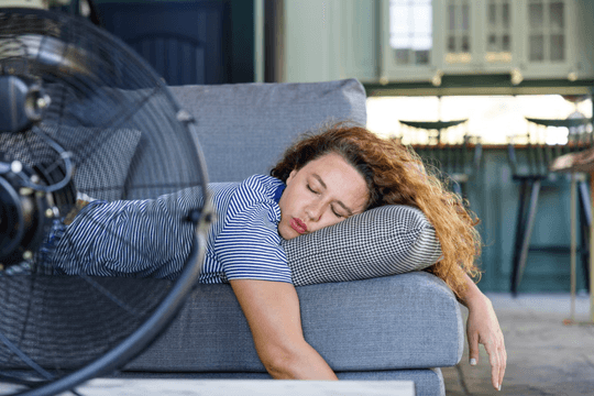 Ngủ bật quạt cả đêm: Mát hơn nhưng bác sĩ cảnh báo 4 tác động không ngờ đến sức khỏe