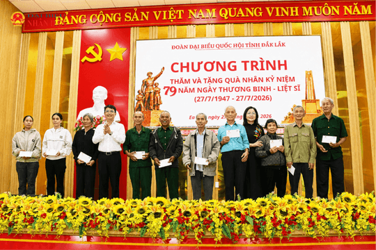 Đoàn ĐBQH tỉnh Đắk Lắk tặng quà người có công tại phường Ea Kao