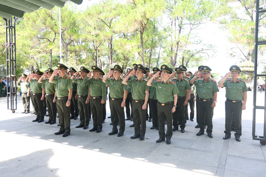 Đoàn công tác Bộ Công an dâng hương, dâng hoa tưởng niệm các Anh hùng liệt sĩ tại tỉnh Quảng Trị