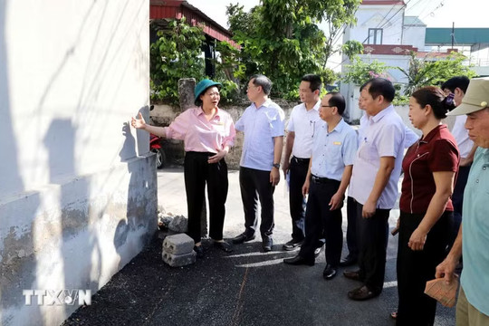 Chỉ thị số 09-CT/TW: Tăng cường sự lãnh đạo của Đảng đối với việc thực hiện dân chủ ở cơ sở
