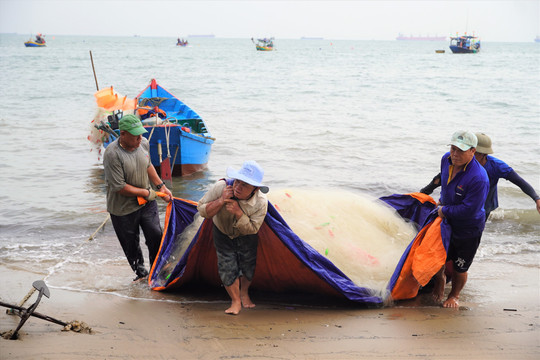 TP. Hồ Chí Minh: Ngư dân khai báo tạm trú, tạm vắng trên VneID khi lên tàu đi đánh cá