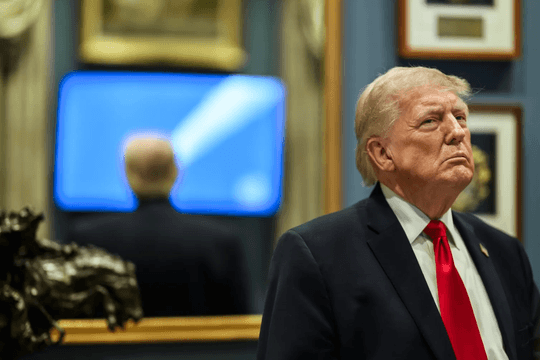 Tổng thống Trump mắc kẹt giữa hai cuộc chiến