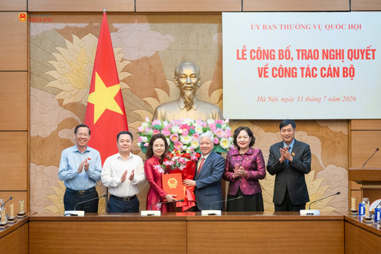 Phó Chủ tịch Thường trực Quốc hội Đỗ Văn Chiến trao Nghị quyết của Ủy ban Thường vụ Quốc hội về công tác cán bộ