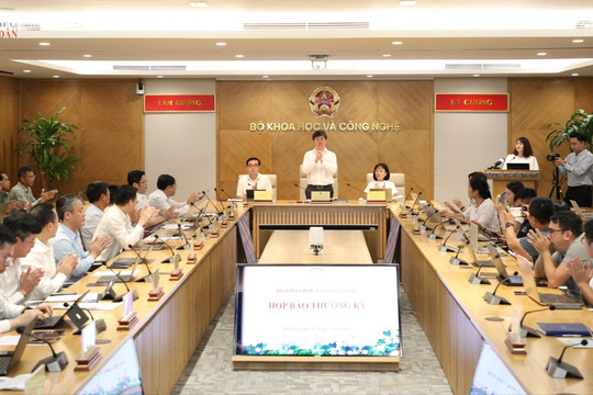 Hoàn thiện chính sách, thúc đẩy công nghệ chiến lược và thí điểm kinh tế không gian tầm thấp