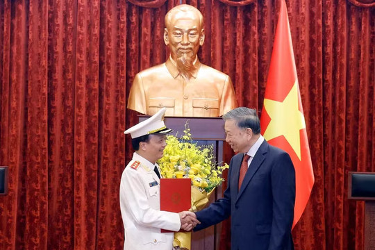 Tổng Bí thư, Chủ tịch nước Tô Lâm trao quyết định thăng quân hàm Thượng tướng cho Thứ trưởng Bộ Công an Đặng Hồng Đức