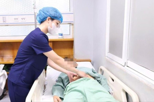 Dùng lá lộc mại chữa táo bón, bé trai nhập viện vì tan máu cấp